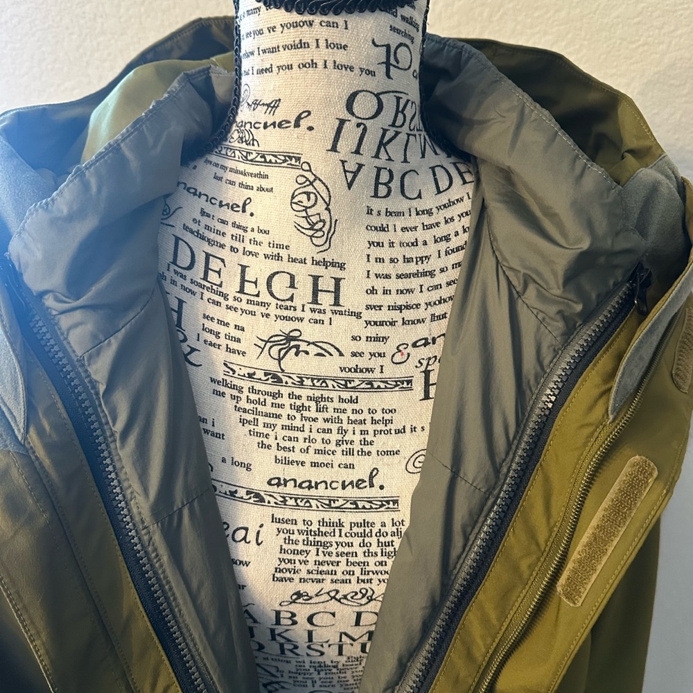 Men’s The North Face Olive and Charcoal Hooded Jacket - Picture 7 of 16